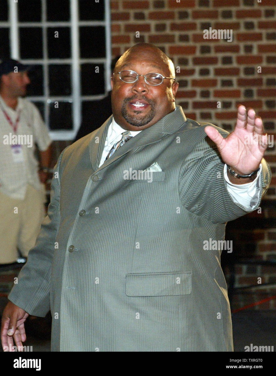 baseball-hall-of-famer-kirby-puckett-waves-as-he-enters-the-national-baseball-hall-of-fame-and-museum-for-an-evening-reception-in-cooperstown-ny-on-july-30-2005-upi-photobill-greenblatt-TXRGT0.jpg